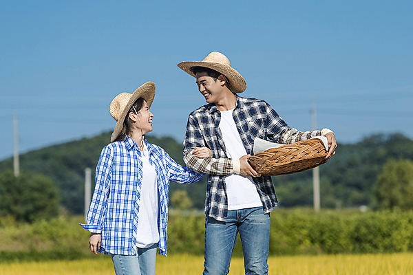 포토 JPG 주간 부부 여자 남자 논 미소 들기 상반신 20대 성인 야외 두명 앞모습 소쿠리 마주보기 팔짱 농사 한국인 가을 농촌 농부 밀짚모자 귀농 전원생활 논길 새참 성인만 국내포토 여주시 자연요소 직업 모자_잡화 커플 계절 길 뷰포인트 농업 모션 표정 사람 동양인 청년 생활 바구니 시골 경기도 파일형식