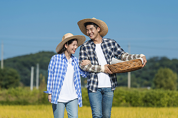 포토 JPG 주간 부부 여자 남자 논 미소 들기 상반신 20대 성인 야외 두명 앞모습 아웃포커스 소쿠리 팔짱 농사 한국인 가을 농촌 농부 밀짚모자 귀농 전원생활 논길 새참 성인만 국내포토 여주시 자연요소 직업 모자_잡화 커플 계절 길 뷰포인트 농업 모션 촬영기법 표정 사람 동양인 청년 생활 바구니 시골 경기도 파일형식
