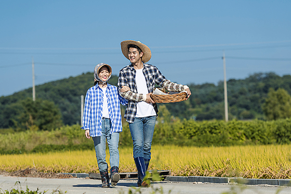 포토 JPG 주간 전신 부부 응시 여자 남자 논 미소 들기 20대 성인 야외 두명 앞모습 소쿠리 걷기 팔짱 농사 한국인 가을 농촌 농부 밀짚모자 귀농 전원생활 논길 새참 성인만 국내포토 여주시 자연요소 직업 모자_잡화 커플 시선 계절 길 뷰포인트 농업 모션 표정 사람 동양인 청년 생활 바구니 시골 경기도 파일형식