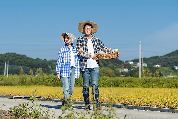 포토 JPG 주간 전신 부부 응시 여자 남자 논 미소 들기 20대 성인 야외 두명 앞모습 소쿠리 걷기 팔짱 농사 한국인 가을 농촌 농부 밀짚모자 귀농 전원생활 논길 새참 성인만 국내포토 여주시 자연요소 직업 모자_잡화 커플 시선 계절 길 뷰포인트 농업 모션 표정 사람 동양인 청년 생활 바구니 시골 경기도 파일형식