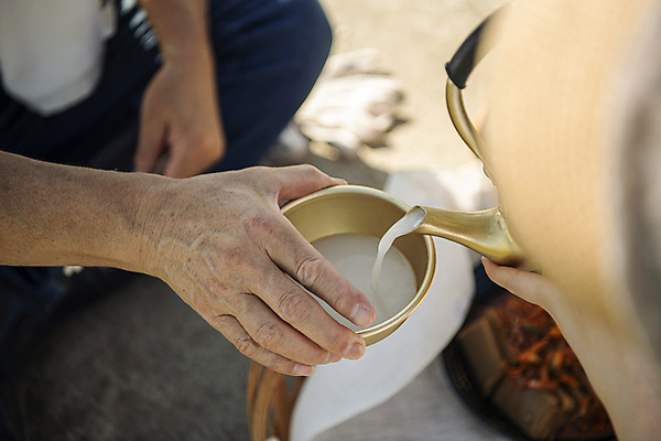 포토 JPG 주간 손 노년 남자 한명 들기 앉기 야외 신체부위 소쿠리 농사 한국인 하반신 가을 농촌 붓기 농부 귀농 70대 막걸리 전원생활 새참 양은주전자 노인남자한명만 막걸리잔 국내포토 여주시 자연요소 직업 1 계절 농업 술잔 모션 주전자 주류 사람 동양인 성인 생활 바구니 시골 경기도 남자한명만 노인남자만 파일형식