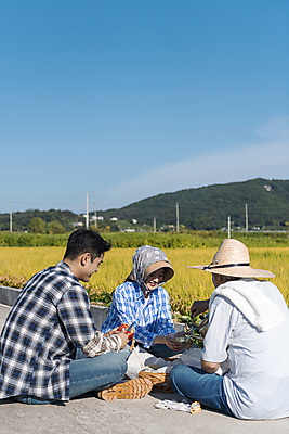 포토 JPG 주간 전신 부부 여자 노년 남자 논 들기 앉기 20대 성인 야외 앞모습 옆모습 뒷모습 세명 소쿠리 농사 한국인 가을 농촌 붓기 사과 농부 밀짚모자 귀농 70대 막걸리 전원생활 과도 논길 사과깎기 새참 양은주전자 막걸리잔 국내포토 여주시 자연요소 직업 모자_잡화 커플 계절 길 뷰포인트 농업 술잔 과일 모션 주전자 주류 사람 동양인 청년 생활 바구니 시골 경기도 파일형식