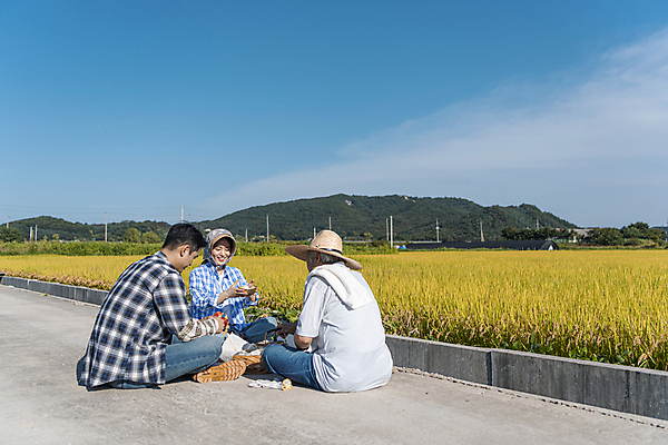 포토 JPG 주간 전신 부부 여자 노년 남자 논 미소 들기 앉기 20대 성인 야외 앞모습 옆모습 뒷모습 세명 농사 한국인 가을 농촌 사과 농부 밀짚모자 귀농 70대 막걸리 전원생활 과도 논길 사과깎기 새참 양은주전자 막걸리잔 국내포토 여주시 자연요소 직업 모자_잡화 커플 계절 길 뷰포인트 농업 술잔 과일 모션 주전자 주류 표정 사람 동양인 청년 생활 시골 경기도 파일형식