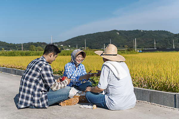 포토 JPG 주간 전신 부부 여자 노년 남자 논 미소 들기 앉기 20대 성인 야외 앞모습 옆모습 뒷모습 세명 소쿠리 농사 한국인 가을 농촌 사과 농부 밀짚모자 귀농 70대 막걸리 전원생활 과도 논길 사과깎기 새참 막걸리잔 국내포토 여주시 자연요소 직업 모자_잡화 커플 계절 길 뷰포인트 농업 술잔 과일 모션 주류 표정 사람 동양인 청년 생활 바구니 시골 경기도 파일형식
