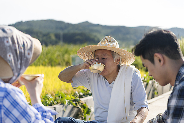 포토 JPG 주간 부부 여자 노년 남자 논 들기 앉기 상반신 20대 성인 야외 앞모습 옆모습 뒷모습 세명 농사 한국인 마시기 가을 농촌 농부 밀짚모자 귀농 70대 막걸리 전원생활 새참 막걸리잔 국내포토 여주시 자연요소 직업 모자_잡화 커플 계절 뷰포인트 농업 술잔 모션 주류 사람 동양인 청년 생활 시골 경기도 파일형식