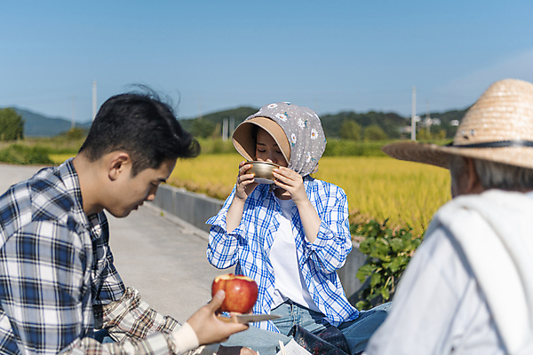 포토 JPG 주간 부부 응시 여자 노년 남자 논 들기 앉기 상반신 20대 성인 야외 앞모습 옆모습 뒷모습 세명 농사 한국인 마시기 가을 농촌 사과 농부 밀짚모자 귀농 70대 막걸리 전원생활 과도 논길 사과깎기 새참 국내포토 여주시 자연요소 직업 모자_잡화 커플 시선 계절 길 뷰포인트 농업 과일 모션 주류 사람 동양인 청년 생활 시골 경기도 파일형식