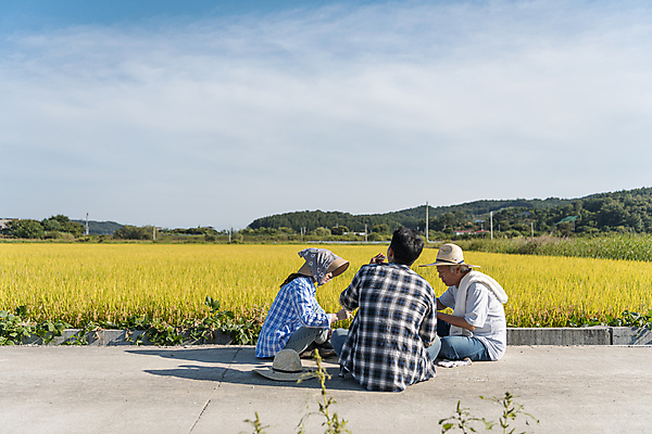 포토 JPG 주간 전신 부부 여자 노년 남자 논 들기 앉기 20대 성인 야외 옆모습 뒷모습 세명 농사 한국인 가을 농촌 농부 먹기 밀짚모자 귀농 70대 막걸리 전원생활 논길 새참 국내포토 여주시 자연요소 직업 모자_잡화 커플 계절 길 뷰포인트 농업 모션 주류 사람 동양인 청년 생활 시골 경기도 파일형식
