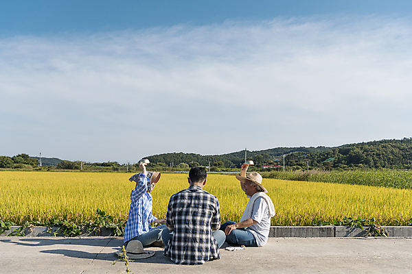 포토 JPG 주간 전신 부부 여자 노년 남자 논 들기 앉기 20대 성인 야외 옆모습 뒷모습 세명 마주보기 농사 한국인 가을 농촌 농부 밀짚모자 귀농 70대 막걸리 전원생활 새참 막걸리잔 국내포토 여주시 자연요소 직업 모자_잡화 커플 계절 뷰포인트 농업 술잔 모션 주류 사람 동양인 청년 생활 시골 경기도 파일형식