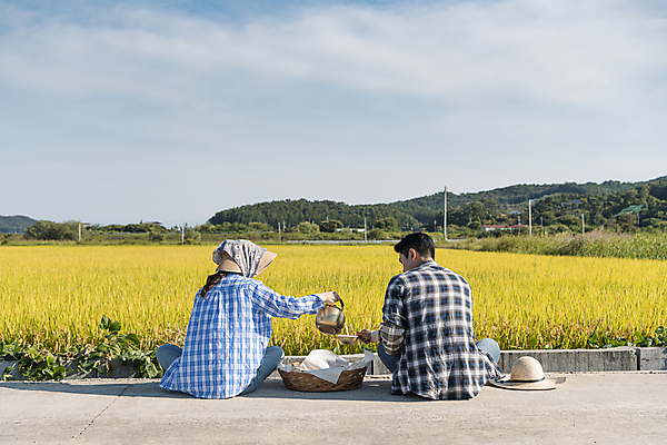 포토 JPG 주간 전신 부부 여자 남자 논 들기 앉기 20대 성인 야외 두명 뒷모습 소쿠리 농사 한국인 가을 농촌 붓기 농부 밀짚모자 귀농 막걸리 전원생활 새참 양은주전자 성인만 막걸리잔 국내포토 여주시 자연요소 직업 모자_잡화 커플 계절 뷰포인트 농업 술잔 모션 주전자 주류 사람 동양인 청년 생활 바구니 시골 경기도 파일형식