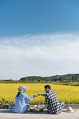 포토 JPG 주간 전신 부부 응시 여자 남자 논 들기 앉기 20대 성인 야외 두명 뒷모습 소쿠리 농사 한국인 가을 농촌 농부 건배 밀짚모자 귀농 막걸리 전원생활 새참 양은주전자 성인만 막걸리잔 국내포토 여주시 자연요소 직업 모자_잡화 커플 시선 계절 뷰포인트 농업 술잔 모션 주전자 주류 사람 동양인 청년 생활 바구니 시골 경기도 파일형식