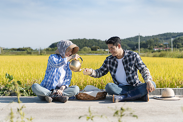 포토 JPG 주간 전신 부부 응시 여자 남자 논 미소 들기 앉기 20대 성인 야외 두명 앞모습 소쿠리 농사 한국인 가을 농촌 붓기 농부 밀짚모자 귀농 막걸리 전원생활 새참 양은주전자 성인만 막걸리잔 국내포토 여주시 자연요소 직업 모자_잡화 커플 시선 계절 뷰포인트 농업 술잔 모션 주전자 주류 표정 사람 동양인 청년 생활 바구니 시골 경기도 파일형식