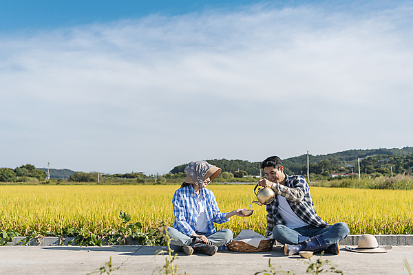포토 JPG 주간 전신 부부 응시 여자 남자 논 미소 들기 앉기 20대 성인 야외 두명 앞모습 소쿠리 농사 한국인 가을 농촌 붓기 농부 밀짚모자 귀농 막걸리 전원생활 새참 양은주전자 성인만 막걸리잔 국내포토 여주시 자연요소 직업 모자_잡화 커플 시선 계절 뷰포인트 농업 술잔 모션 주전자 주류 표정 사람 동양인 청년 생활 바구니 시골 경기도 파일형식