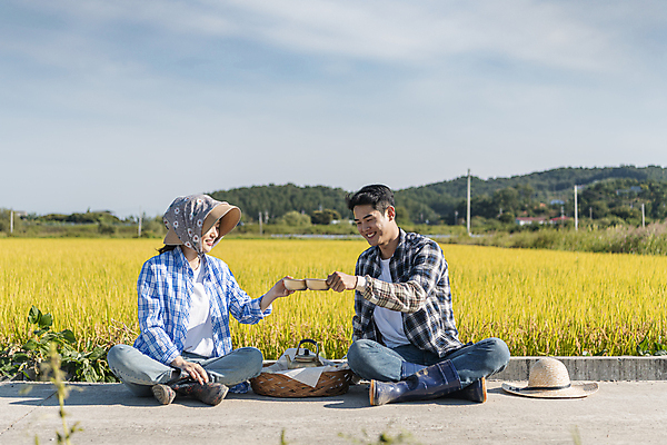 포토 JPG 주간 전신 부부 응시 여자 남자 논 미소 들기 앉기 20대 성인 야외 두명 앞모습 소쿠리 농사 한국인 가을 농촌 농부 건배 밀짚모자 귀농 막걸리 전원생활 새참 양은주전자 성인만 막걸리잔 국내포토 여주시 자연요소 직업 모자_잡화 커플 시선 계절 뷰포인트 농업 술잔 모션 주전자 주류 표정 사람 동양인 청년 생활 바구니 시골 경기도 파일형식