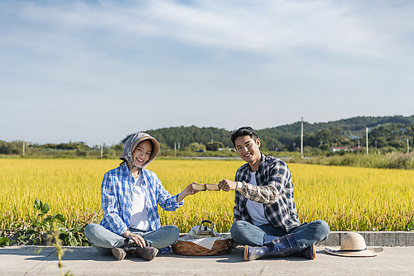 포토 JPG 주간 전신 부부 응시 여자 남자 논 미소 들기 앉기 20대 성인 야외 두명 앞모습 농사 한국인 가을 농촌 농부 건배 밀짚모자 귀농 막걸리 전원생활 새참 양은주전자 성인만 막걸리잔 국내포토 여주시 자연요소 직업 모자_잡화 커플 시선 계절 뷰포인트 농업 술잔 모션 주전자 주류 표정 사람 동양인 청년 생활 시골 경기도 파일형식