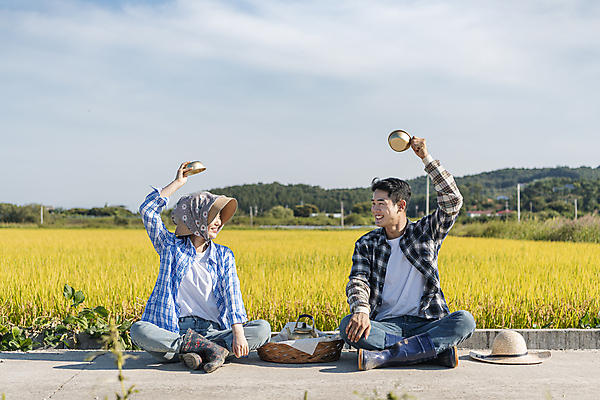 포토 JPG 주간 전신 부부 여자 남자 논 미소 들기 앉기 20대 성인 야외 두명 앞모습 소쿠리 마주보기 농사 한국인 가을 농촌 농부 밀짚모자 귀농 막걸리 전원생활 새참 양은주전자 성인만 막걸리잔 국내포토 여주시 자연요소 직업 모자_잡화 커플 계절 뷰포인트 농업 술잔 모션 주전자 주류 표정 사람 동양인 청년 생활 바구니 시골 경기도 파일형식