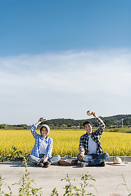 포토 JPG 주간 전신 부부 여자 남자 논 미소 들기 앉기 20대 성인 야외 두명 앞모습 소쿠리 농사 한국인 가을 농촌 농부 밀짚모자 귀농 막걸리 전원생활 새참 양은주전자 성인만 막걸리잔 국내포토 여주시 자연요소 직업 모자_잡화 커플 계절 뷰포인트 농업 술잔 모션 주전자 주류 표정 사람 동양인 청년 생활 바구니 시골 경기도 파일형식