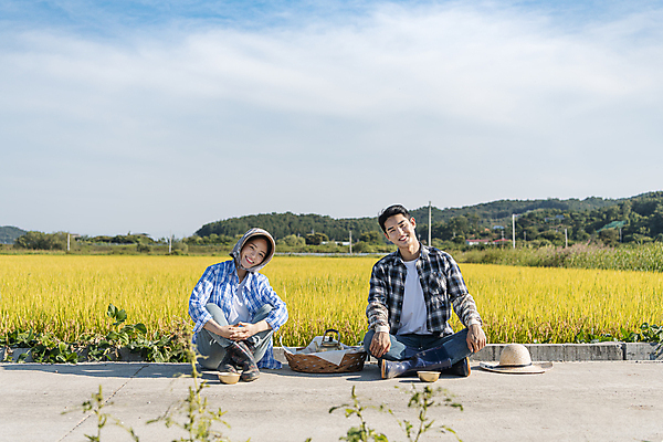 포토 JPG 주간 전신 부부 응시 여자 남자 논 미소 앉기 20대 성인 야외 두명 앞모습 소쿠리 농사 한국인 가을 농촌 농부 밀짚모자 귀농 막걸리 전원생활 새참 양은주전자 성인만 국내포토 여주시 자연요소 직업 모자_잡화 커플 시선 계절 뷰포인트 농업 모션 주전자 주류 표정 사람 동양인 청년 생활 바구니 시골 경기도 파일형식