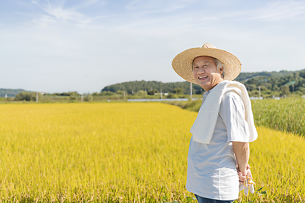 포토 JPG 주간 응시 노년 남자 장갑 논 한명 미소 들기 상반신 야외 옆모습 수건 농사 한국인 가을 농촌 농부 뒷짐 밀짚모자 귀농 70대 전원생활 노인남자한명만 국내포토 여주시 자연요소 직업 모자_잡화 1 시선 잡화 계절 뷰포인트 농업 모션 표정 사람 동양인 성인 생활 위생용품 시골 경기도 남자한명만 노인남자만 파일형식
