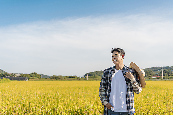 포토 JPG 응시 남자 논 한명 미소 들기 상반신 20대 성인 앞모습 한국인 벼 가을 농촌 농부 밀짚모자 주머니손 귀농 전원생활 성인남자한명만 국내포토 여주시 직업 모자_잡화 1 시선 계절 뷰포인트 농업 모션 곡류 표정 사람 동양인 청년 생활 시골 경기도 남자한명만 성인남자만 파일형식