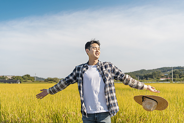 포토 JPG 남자 팔벌리기 논 한명 미소 상반신 20대 성인 앞모습 눈감음 한국인 벼 가을 농촌 농부 밀짚모자 귀농 전원생활 성인남자한명만 국내포토 여주시 직업 모자_잡화 1 계절 뷰포인트 농업 모션 곡류 표정 사람 동양인 청년 생활 시골 경기도 남자한명만 성인남자만 파일형식