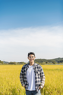 포토 JPG 응시 남자 논 한명 미소 상반신 20대 성인 앞모습 한국인 벼 가을 농촌 농부 밀짚모자 주머니손 귀농 전원생활 성인남자한명만 국내포토 여주시 직업 모자_잡화 1 시선 계절 뷰포인트 농업 모션 곡류 표정 사람 동양인 청년 생활 시골 경기도 남자한명만 성인남자만 파일형식