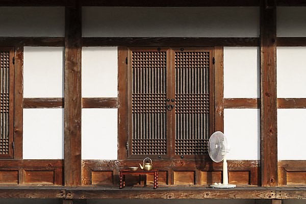 포토 JPG 주간 한옥 사람없음 야외 가을풍경 가을 시골 선풍기 소반 창호문 양은주전자 툇마루 고택 국내포토 여주시 자연요소 한국전통 건축물 계절 고건축 탁자 주전자 풍경 문 가전제품 마루_인테리어 경기도 파일형식 가을_계절