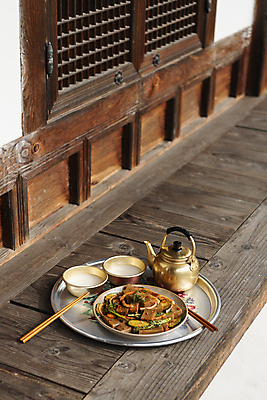 포토 JPG 주간 접시 한식 젓가락 한옥 쟁반 사람없음 야외 가을풍경 가을 시골 안주 무침 막걸리 전통주 도토리묵 술상 양은주전자 툇마루 고택 막걸리잔 국내포토 여주시 자연요소 한국전통 식기 건축물 계절 음식 고건축 술잔 주전자 주류 수저 풍경 마루_인테리어 경기도 파일형식 가을_계절