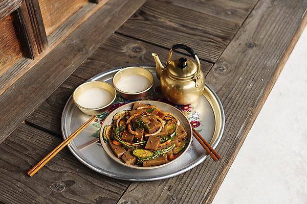 포토 JPG 주간 접시 한식 젓가락 한옥 쟁반 사람없음 야외 가을풍경 가을 시골 안주 무침 막걸리 전통주 도토리묵 술상 양은주전자 툇마루 고택 막걸리잔 국내포토 여주시 자연요소 한국전통 식기 건축물 계절 음식 고건축 술잔 주전자 주류 수저 풍경 마루_인테리어 경기도 파일형식 가을_계절