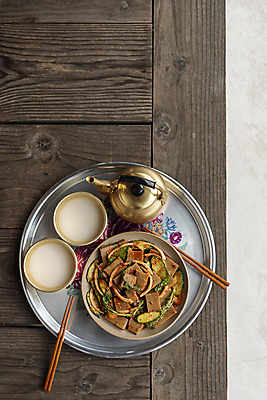 포토 JPG 주간 접시 한식 젓가락 한옥 쟁반 사람없음 야외 하이앵글 가을풍경 가을 시골 안주 무침 막걸리 전통주 도토리묵 술상 양은주전자 툇마루 고택 막걸리잔 국내포토 여주시 자연요소 한국전통 식기 건축물 계절 음식 뷰포인트 고건축 술잔 주전자 주류 수저 풍경 마루_인테리어 경기도 파일형식 가을_계절