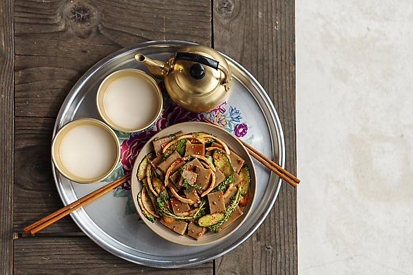 포토 JPG 주간 접시 한식 젓가락 한옥 쟁반 사람없음 야외 하이앵글 가을풍경 가을 시골 안주 무침 막걸리 전통주 도토리묵 술상 양은주전자 툇마루 고택 막걸리잔 국내포토 여주시 자연요소 한국전통 식기 건축물 계절 음식 뷰포인트 고건축 술잔 주전자 주류 수저 풍경 마루_인테리어 경기도 파일형식 가을_계절