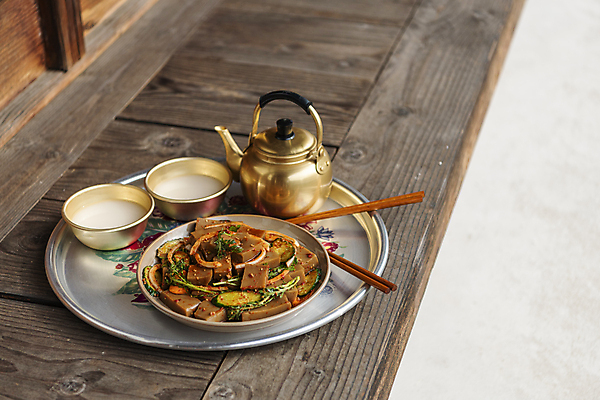 포토 JPG 주간 접시 한식 젓가락 한옥 쟁반 사람없음 야외 가을풍경 가을 시골 안주 무침 막걸리 전통주 도토리묵 술상 양은주전자 툇마루 고택 막걸리잔 국내포토 여주시 자연요소 한국전통 식기 건축물 계절 음식 고건축 술잔 주전자 주류 수저 풍경 마루_인테리어 경기도 파일형식 가을_계절