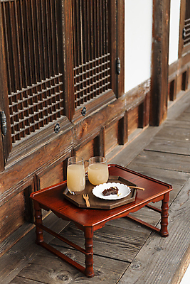 포토 JPG 주간 접시 한식 디저트 잔 한옥 사람없음 야외 가을풍경 가을 시골 식혜 나무쟁반 나무포크 다과상 양갱 툇마루 고택 할매니얼 국내포토 여주시 자연요소 한국전통 식기 건축물 계절 음료 음식 포크 고건축 쟁반 풍경 목재 마루_인테리어 전통차 신조어 경기도 다과 파일형식 가을_계절