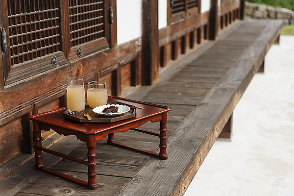 포토 JPG 주간 접시 한식 디저트 잔 한옥 사람없음 야외 가을풍경 가을 시골 식혜 나무쟁반 나무포크 다과상 양갱 툇마루 고택 할매니얼 국내포토 여주시 자연요소 한국전통 식기 건축물 계절 음료 음식 포크 고건축 쟁반 풍경 목재 마루_인테리어 전통차 신조어 경기도 다과 파일형식 가을_계절