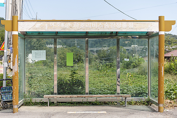 포토 JPG 주간 밭 버스 사람없음 야외 마을 가을풍경 수레 가을 농촌 버스정류장 국내포토 여주시 자연요소 계절 육상교통 농업 대중교통 풍경 카트 시골 역 경기도 파일형식 가을_계절