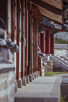 포토 JPG 주간 한옥 사람없음 야외 가을풍경 가을 시골 지붕처마 고택 기와담장 국내포토 여주시 자연요소 한국전통 건축물 계절 고건축 지붕 기와 풍경 담장 처마 경기도 파일형식 가을_계절