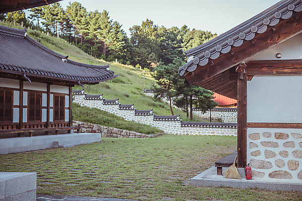 포토 JPG 주간 나무 한옥 사람없음 야외 가을풍경 가을 시골 빗자루 언덕 소화기 고택 기와담장 국내포토 여주시 자연요소 식물 한국전통 건축물 계절 고건축 기와 풍경 담장 안전장비 소방 청소도구 경기도 파일형식 가을_계절