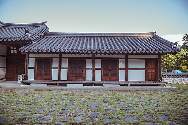 포토 JPG 주간 하늘 한옥 사람없음 야외 가을풍경 가을 시골 대문 고택 기와담장 국내포토 여주시 자연요소 한국전통 건축물 계절 고건축 기와 풍경 담장 문 경기도 파일형식 가을_계절