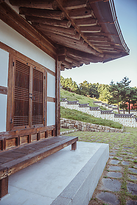 포토 JPG 주간 나무 하늘 한옥 사람없음 야외 가을풍경 가을 시골 언덕 툇마루 고택 기와담장 국내포토 여주시 자연요소 식물 한국전통 건축물 계절 고건축 기와 풍경 담장 마루_인테리어 경기도 파일형식 가을_계절