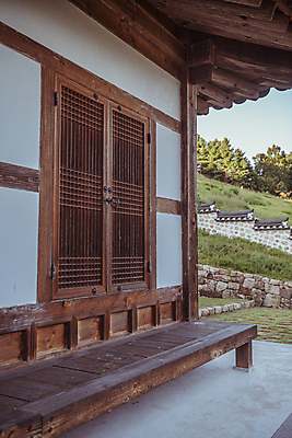 포토 JPG 주간 나무 한옥 사람없음 야외 가을풍경 가을 시골 창호문 툇마루 고택 기와담장 국내포토 여주시 자연요소 식물 한국전통 건축물 계절 고건축 기와 풍경 담장 문 마루_인테리어 경기도 파일형식 가을_계절
