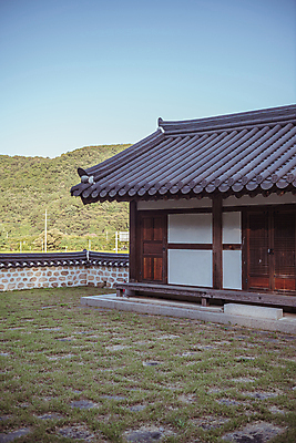 포토 JPG 주간 하늘 산 한옥 사람없음 야외 가을풍경 가을 시골 고택 기와담장 국내포토 여주시 자연요소 한국전통 건축물 계절 고건축 기와 풍경 담장 경기도 파일형식 가을_계절