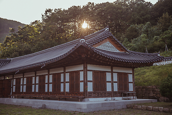 포토 JPG 주간 나무 한옥 사람없음 야외 햇빛 가을풍경 가을 시골 고택 국내포토 여주시 자연요소 식물 한국전통 건축물 계절 고건축 풍경 태양 경기도 파일형식 가을_계절