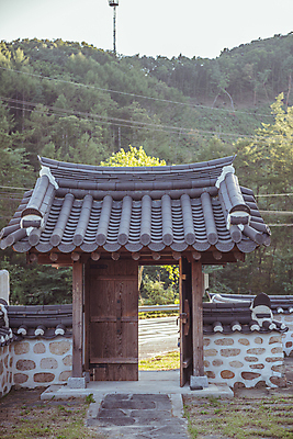 포토 JPG 주간 산 한옥 기와 사람없음 야외 가을풍경 가을 시골 대문 돌길 고택 기와담장 국내포토 여주시 자연요소 한국전통 건축물 계절 길 고건축 풍경 담장 문 경기도 파일형식 가을_계절