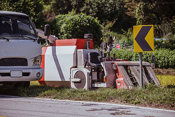 포토 JPG 주간 도로 사람없음 야외 가을풍경 트럭 추수 가을 농촌 도로표지판 콤바인 국내포토 여주시 자연요소 계절 길 농업 교통시설 자동차 풍경 시골 표지판 농기구 경기도 파일형식 가을_계절