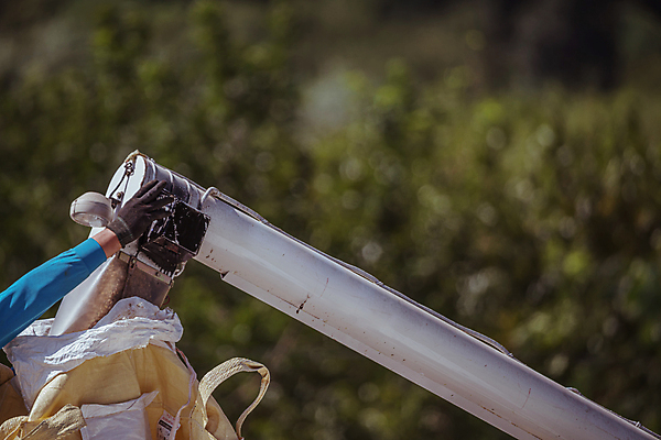 포토 JPG 주간 손 야외 아웃포커스 신체부위 가을풍경 추수 가을 농촌 귀농 전원생활 손뻗기 콤바인 국내포토 여주시 자연요소 계절 농업 모션 촬영기법 사람 풍경 생활 시골 농기구 경기도 파일형식 가을_계절