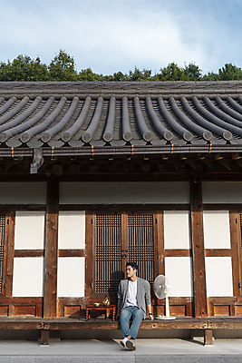 포토 JPG 주간 전신 응시 남자 여행 휴가 휴식 한옥 한명 앉기 20대 성인 야외 앞모습 한국인 시골 선풍기 막걸리 소반 양은주전자 툇마루 성인남자한명만 국내포토 여주시 자연요소 1 한국전통 시선 뷰포인트 컨셉 고건축 모션 탁자 주전자 주류 사람 동양인 청년 가전제품 마루_인테리어 경기도 남자한명만 성인남자만 파일형식