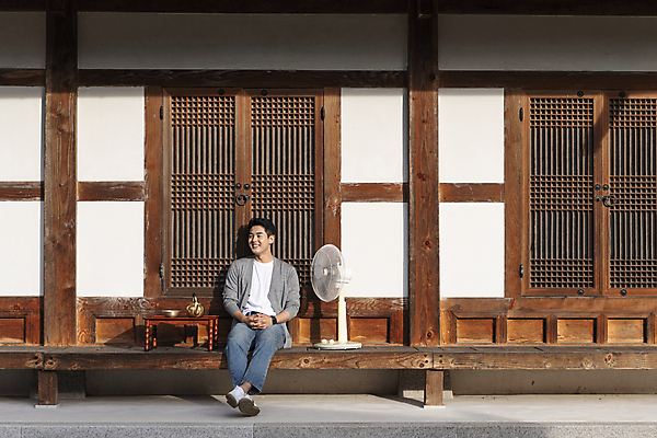 포토 JPG 주간 전신 응시 남자 여행 휴가 휴식 한옥 한명 미소 앉기 20대 성인 야외 앞모습 한국인 시골 선풍기 깍지 막걸리 소반 양은주전자 툇마루 성인남자한명만 국내포토 여주시 자연요소 1 한국전통 시선 뷰포인트 컨셉 고건축 모션 탁자 주전자 주류 표정 사람 동양인 손짓 청년 가전제품 마루_인테리어 경기도 남자한명만 성인남자만 파일형식