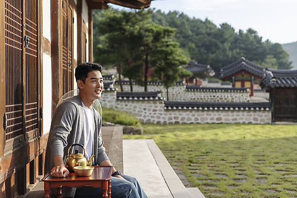 포토 JPG 주간 응시 남자 여행 휴가 휴식 한옥 한명 미소 앉기 상반신 20대 야외 옆모습 정원 한국인 시골 선풍기 막걸리 소반 양은주전자 툇마루 성인남자한명만 기와담장 국내포토 여주시 자연요소 1 한국전통 시선 뷰포인트 컨셉 고건축 모션 탁자 주전자 주류 표정 기와 사람 동양인 청년 담장 가전제품 마루_인테리어 경기도 남자한명만 성인남자만 파일형식