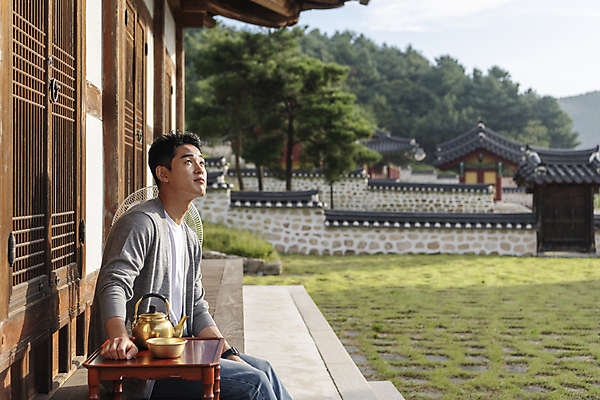 포토 JPG 주간 응시 남자 여행 휴가 휴식 한옥 한명 앉기 상반신 20대 성인 야외 옆모습 정원 한국인 시골 선풍기 막걸리 소반 양은주전자 툇마루 성인남자한명만 기와담장 국내포토 여주시 자연요소 1 한국전통 시선 뷰포인트 컨셉 고건축 모션 탁자 주전자 주류 기와 사람 동양인 청년 담장 가전제품 마루_인테리어 경기도 남자한명만 성인남자만 파일형식