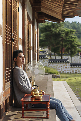 포토 JPG 주간 전신 남자 여행 휴가 휴식 한옥 한명 미소 앉기 20대 성인 야외 옆모습 눈감음 기댐 한국인 시골 선풍기 막걸리 소반 양은주전자 툇마루 성인남자한명만 기와담장 국내포토 여주시 자연요소 1 한국전통 뷰포인트 컨셉 고건축 모션 탁자 주전자 주류 표정 기와 사람 동양인 청년 담장 가전제품 마루_인테리어 경기도 남자한명만 성인남자만 파일형식