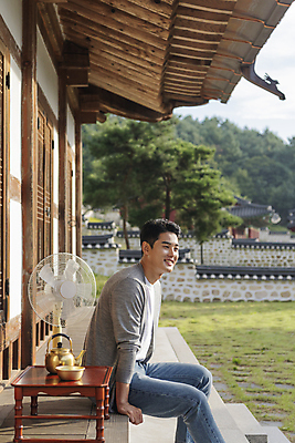포토 JPG 주간 응시 남자 여행 휴가 휴식 한옥 한명 미소 앉기 상반신 20대 성인 야외 옆모습 정원 한국인 시골 선풍기 막걸리 소반 양은주전자 툇마루 성인남자한명만 기와담장 국내포토 여주시 자연요소 1 한국전통 시선 뷰포인트 컨셉 고건축 모션 탁자 주전자 주류 표정 기와 사람 동양인 청년 담장 가전제품 마루_인테리어 경기도 남자한명만 성인남자만 파일형식